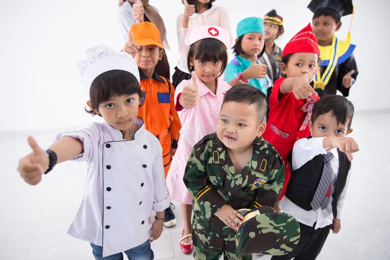 Dzieciaki z różnorodnym wielo- zawodu mundurem