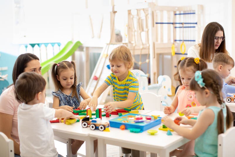Dziecinów dzieci sztuka bawi się z nauczycielem w playroom przy preschool jest edukacja starego odizolowane pojęcia zdjęcia royalty free Dziecinów dzieci sztuka bawi się z nauczycielem w playroom przy preschool jest edukacja starego odizolowane pojęcia zdjęcia royalty free