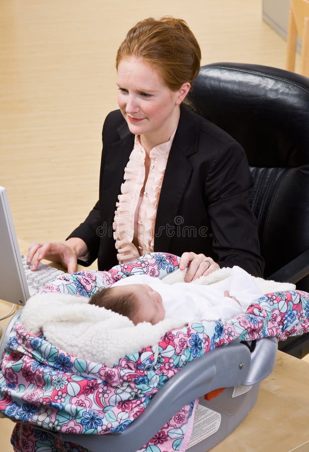 dziecka bizneswomanu biurka działanie zdjęcia stock dziecka bizneswomanu biurka działanie zdjęcia stock