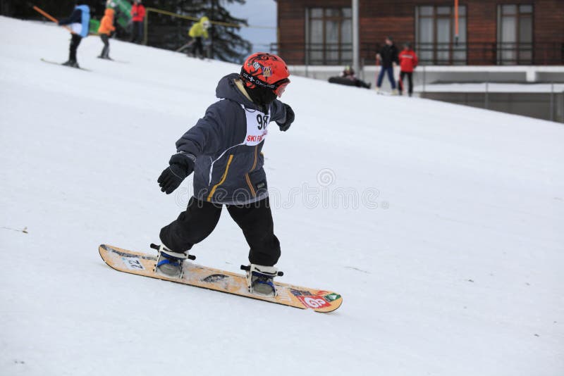Od Kiedy Uczyć Dziecko Jazdy Na Snowboardzie Chłopiec Jazda Na Snowboardzie Na Narciarskim Skłonie Obraz Editorial