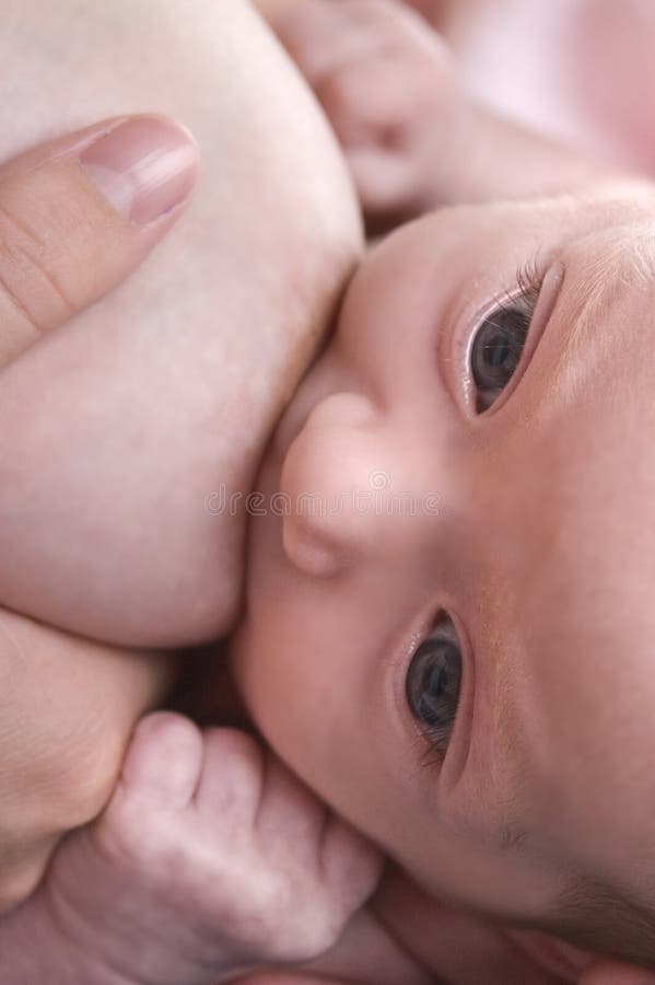 Karmienie niemowlęcia fotografia royalty free