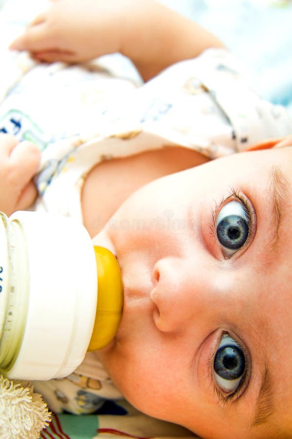 Karmienie niemowlęcia obrazy royalty free