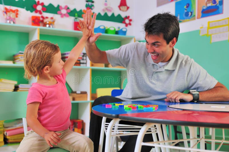 Dziecka pięć daje wysoki preschool nauczyciel