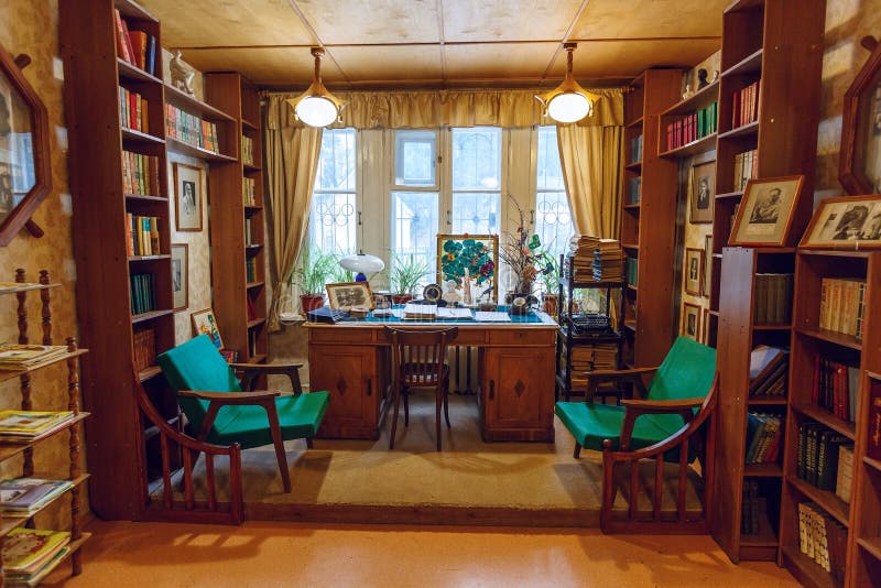 Dziecka ` s biblioteka Żadny 266 budowali sławnym Radzieckim dziecka ` s pisarzem Korney Chukovsky Peredelkino, Rosja zdjęcie stock Dziecka ` s biblioteka Żadny 266 budowali sławnym Radzieckim dziecka ` s pisarzem Korney Chukovsky Peredelkino, Rosja zdjęcie stock