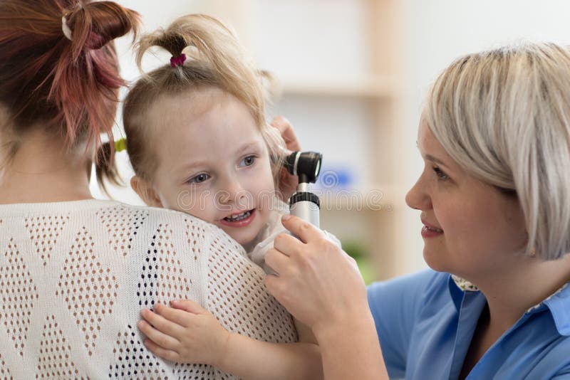 Dziecka ` s otolaryngologist robi uszatemu egzaminowi mała dziewczynka obrazy stock Dziecka ` s otolaryngologist robi uszatemu egzaminowi mała dziewczynka obrazy stock