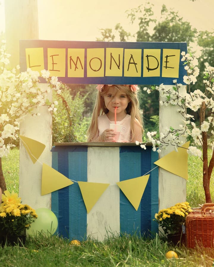 Dziecka sprzedawania lemoniada przy Statywowym Outside obrazy royalty free Dziecka sprzedawania lemoniada przy Statywowym Outside obrazy royalty free