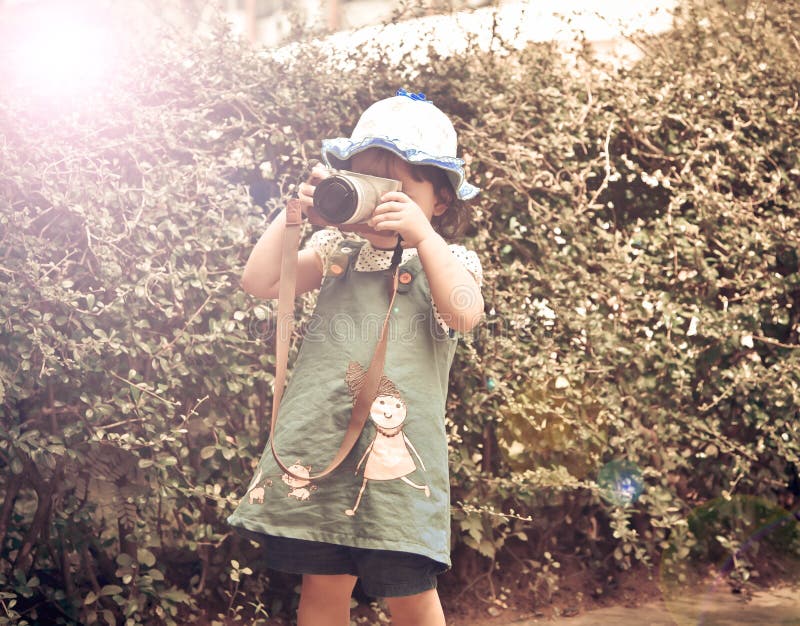 Dziecko bierze fotografię zdjęcia royalty free
