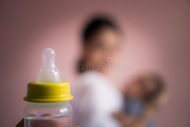 Dziecko butelka z piersi mlekiem dla breastfeeding przy przedpolem i zdjęcie royalty free Dziecko butelka z piersi mlekiem dla breastfeeding przy przedpolem i zdjęcie royalty free