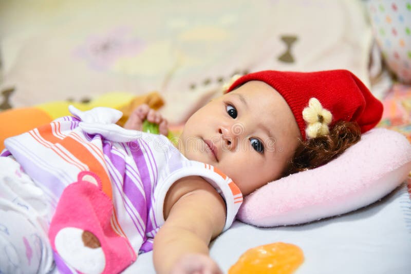 Dziecko czerwieni kapelusz fotografia stock