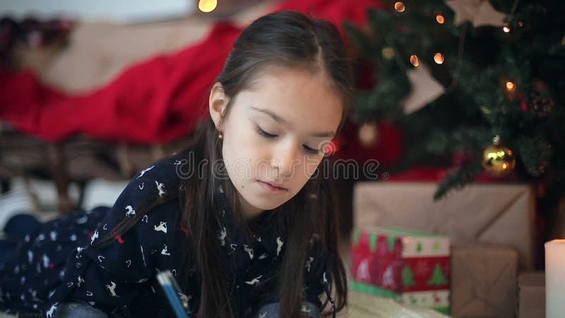 Dziecko dziewczyna pisze liście Święty Mikołaj Dolly strzał
