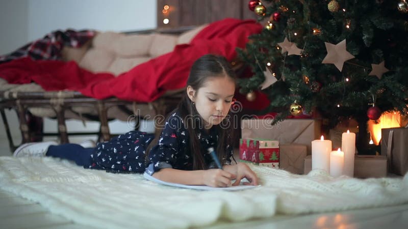 Dziecko dziewczyna pisze liście Święty Mikołaj Dolly strzał