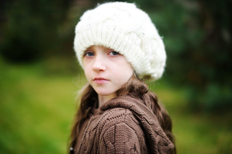 Dziecko dziewczyna w białej nakrętce, zakończenie portret obrazy royalty free Dziecko dziewczyna w białej nakrętce, zakończenie portret obrazy royalty free
