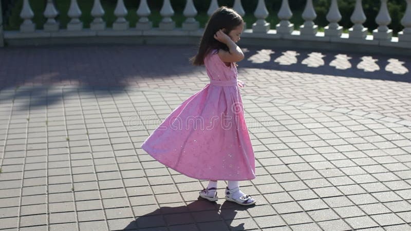 Dziecko dziewczyny przędzalnictwo w parku
