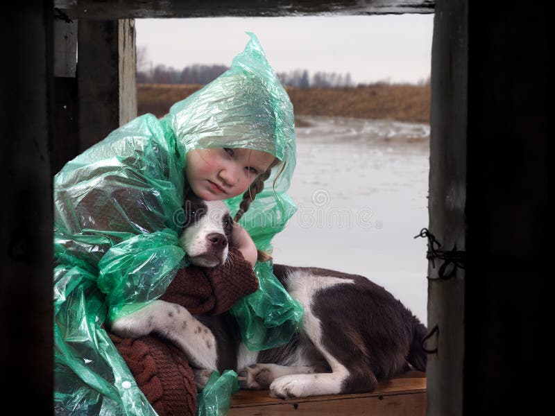 Dziecko i pies na obszarze katastrofy powodziowej