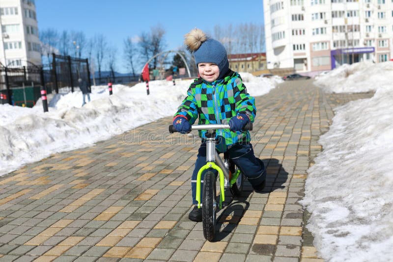 Dziecko jazda na balansowym rowerze zdjęcia stock Dziecko jazda na balansowym rowerze zdjęcia stock
