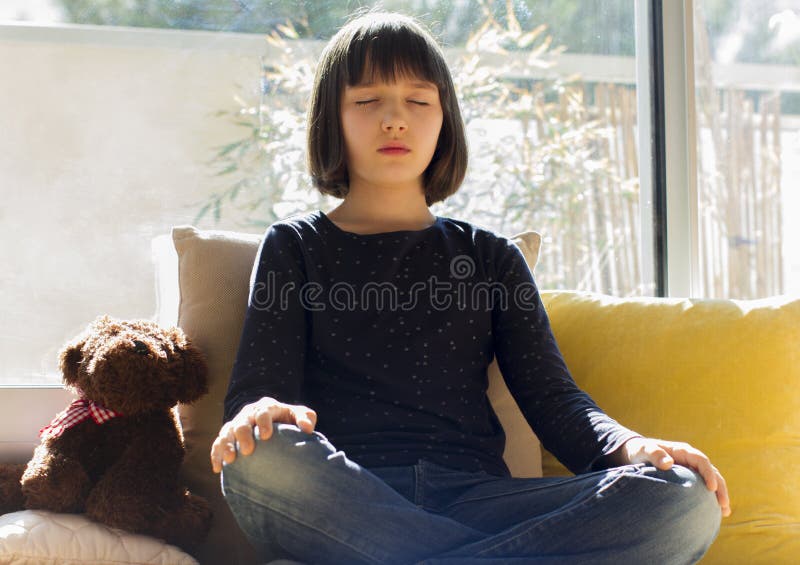 Dziecko joga w domu dziecko oddychające dla świadomości podczas zamykania