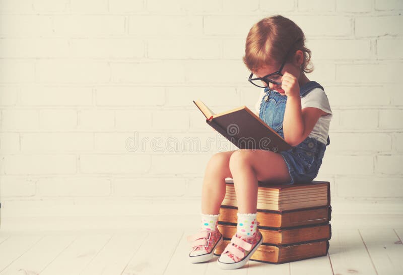 Dziecko mała dziewczynka z szkieł czytać książki