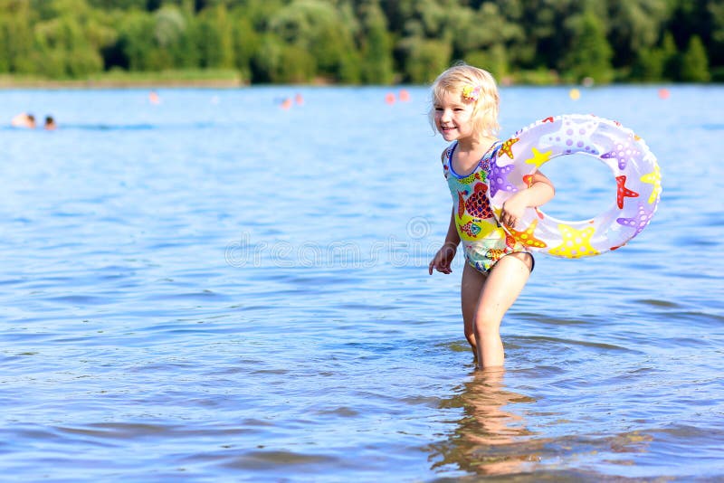 dziecko na plaży szczęśliwy gram zdjęcia stock dziecko na plaży szczęśliwy gram zdjęcia stock