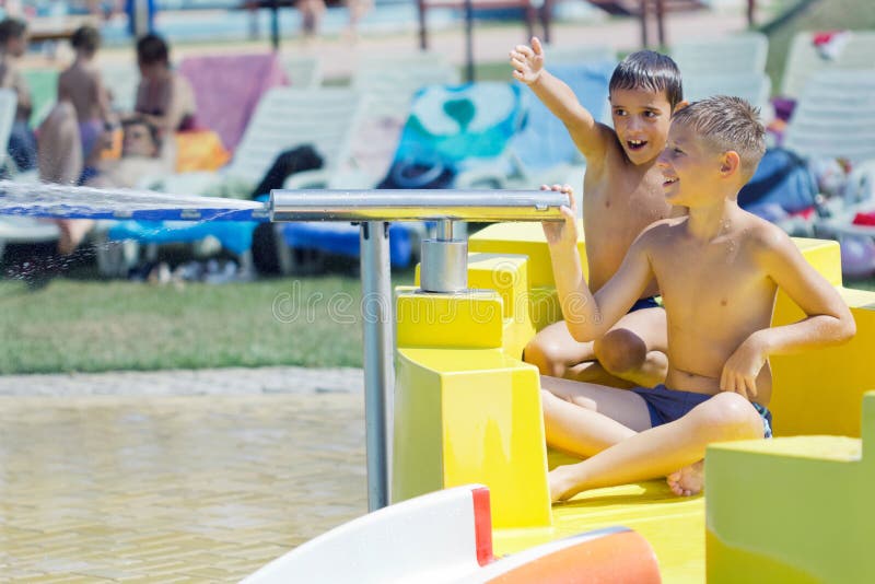 Dziecko na wodnym obruszeniu przy aquapark zdjęcia stock Dziecko na wodnym obruszeniu przy aquapark zdjęcia stock