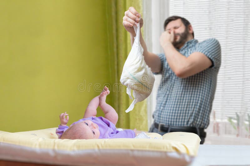 Dziecko opieki pojęcie Ojca od tata zmienia śmierdzacą pieluszkę