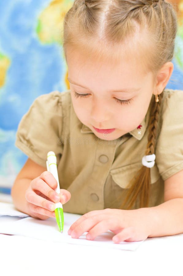 Dziecko Pisze W Lustrzanym Odbiciu Dziecko pisze w preschool obraz stock. Obraz złożonej z twarz - 33512297