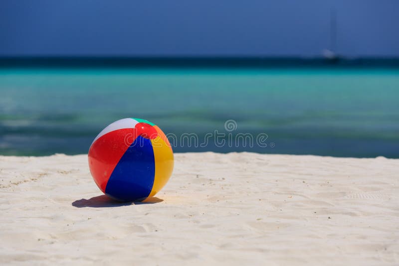 Dziecko piłka na piasek plaży obrazy royalty free Dziecko piłka na piasek plaży obrazy royalty free