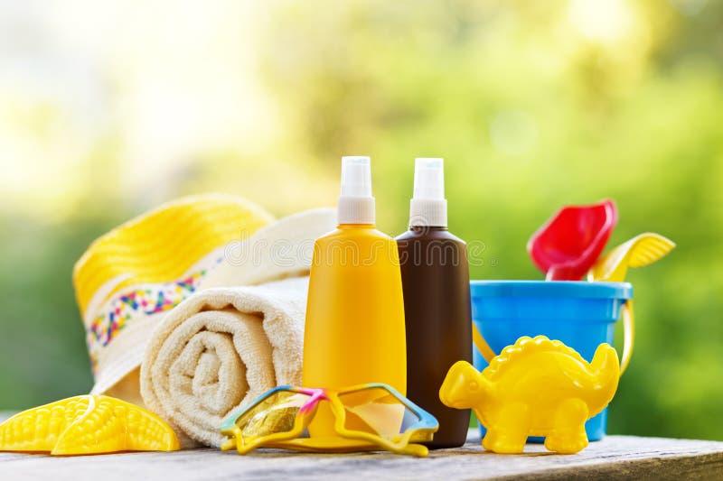 Dziecko plaży i sunscreen akcesoria obraz stock Dziecko plaży i sunscreen akcesoria obraz stock