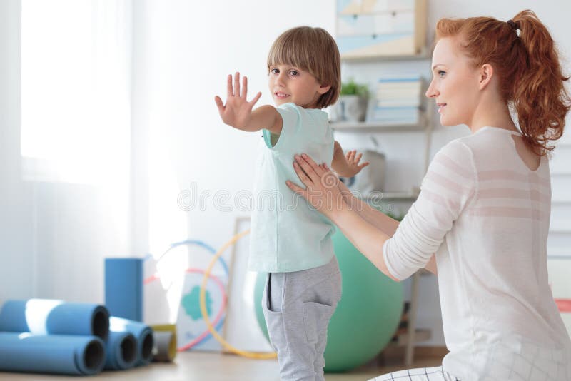 Dziecko podczas fizycznej terapii sesi