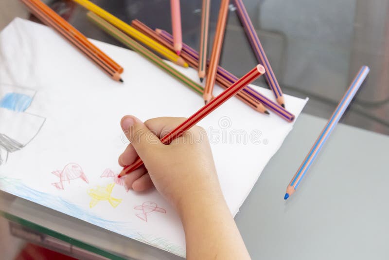 Dziecko remisy z kolorowymi ołówkami Dziecko rysunek na temacie połów z goldfish, samochód zdjęcia stock Dziecko remisy z kolorowymi ołówkami Dziecko rysunek na temacie połów z goldfish, samochód zdjęcia stock