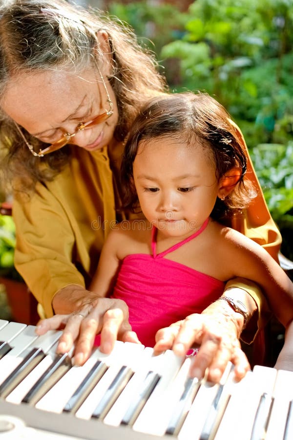Dziecko sztuka starsza etniczna fortepianowa uczy kobiety