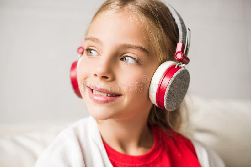 Dziecko słuchająca muzyka z hełmofonami zdjęcia stock