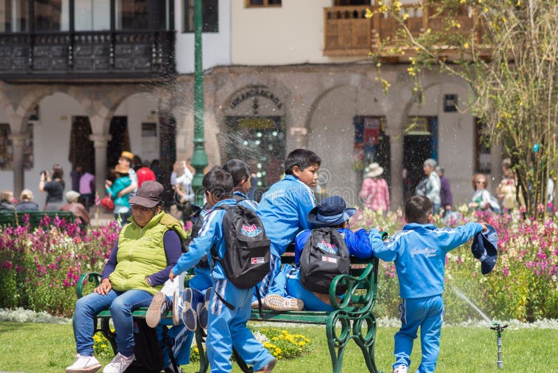 Dziecko w wieku szkolnym bawić się outdoors w Cusco, Peru obrazy stock Dziecko w wieku szkolnym bawić się outdoors w Cusco, Peru obrazy stock