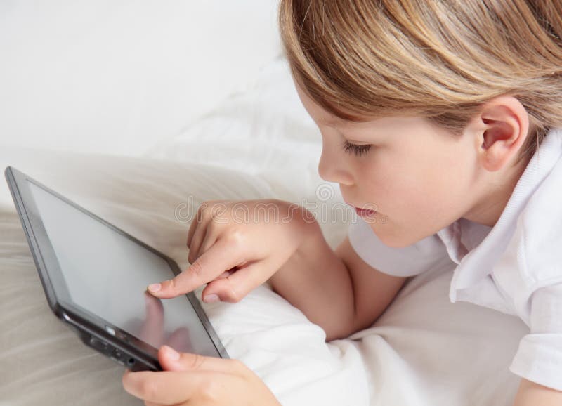 Dziecko z multimediami tablet PECETA. zdjęcia stock Dziecko z multimediami tablet PECETA. zdjęcia stock