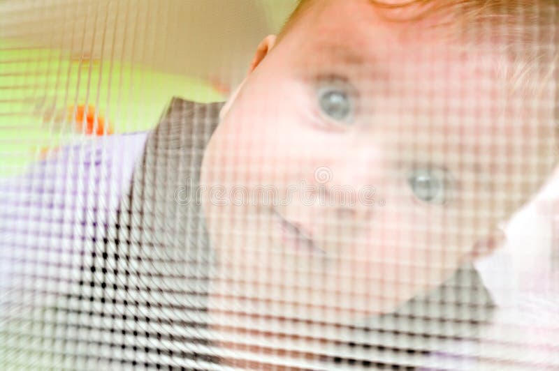 dziecko za siatki kojec fotografia stock dziecko za siatki kojec fotografia stock