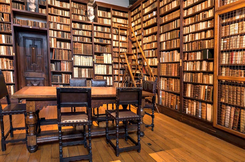 Dziejowi półka na książki pełno antykwarskich książek inside drukowy muzeum Plantin-Moretus, UNESCO światowego dziedzictwa miejsc