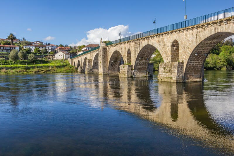Dziejowy rzymski most w Ponte da Barca obrazy stock