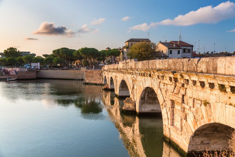 Dziejowy rzymski Tiberius most nad Marecchia rzeką podczas zmierzchu w Rimini, Włochy obrazy stock