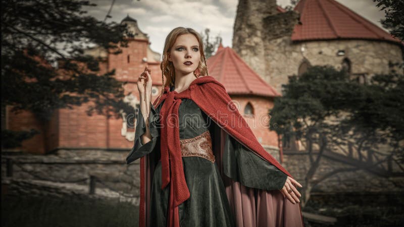 Dzielne serce młoda dziewczyna w średniowiecznej zielonej sukience z czerwoną peleryną