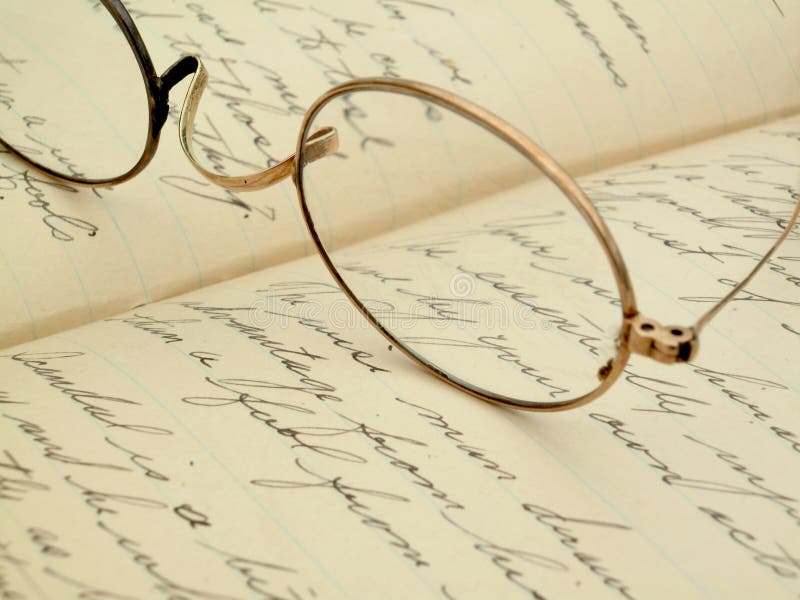 Dzienniczków eyeglasses wręczają rocznika pisać