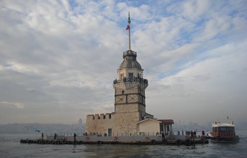 Dziewczyna Basztowy Kiz Kulesi na małej wysepce w Bosphorus cieśninie w Istanbuł, Turcja obrazy royalty free Dziewczyna Basztowy Kiz Kulesi na małej wysepce w Bosphorus cieśninie w Istanbuł, Turcja obrazy royalty free