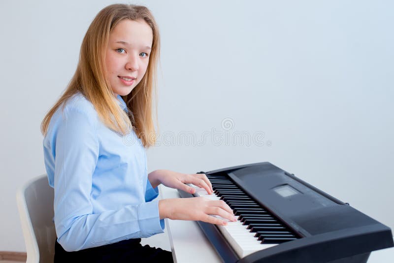 Dziewczyna bawić się syntetyka obraz royalty free