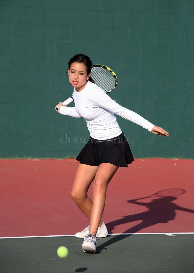 Dziewczyna bawić się tenisa