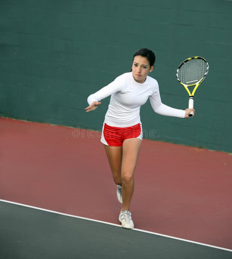 Dziewczyna bawić się tenisa