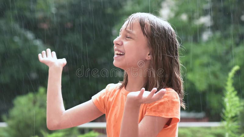 Dziewczyna bawić się w Deszczu