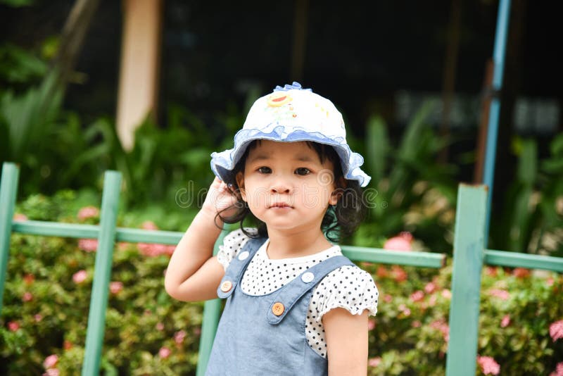 Dziewczyna bawić się w ogródzie fotografia stock