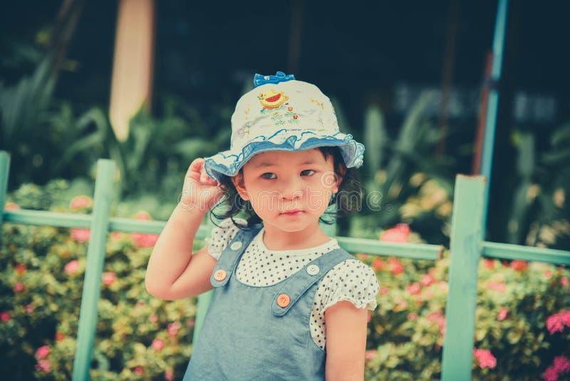 Dziewczyna bawić się w ogródzie obrazy royalty free