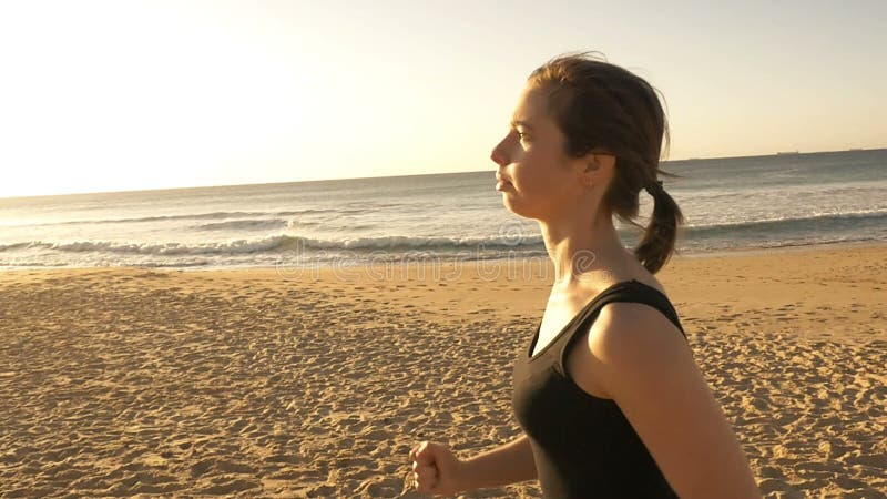 Dziewczyna biega outdoors jogging wzrastać sprawność fizyczną przez ćwiczenia zwolnionego tempa