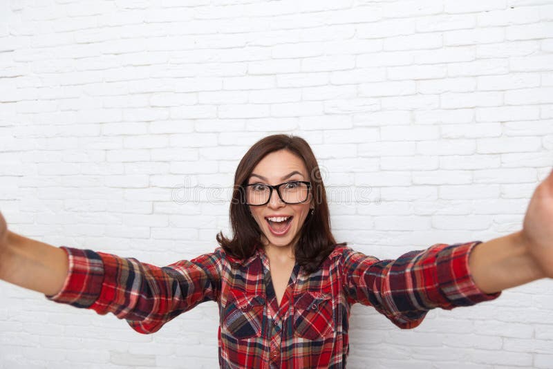 Dziewczyna Bierze Selfie Mądrze telefon fotografii kamerę Excited fotografia stock Dziewczyna Bierze Selfie Mądrze telefon fotografii kamerę Excited fotografia stock