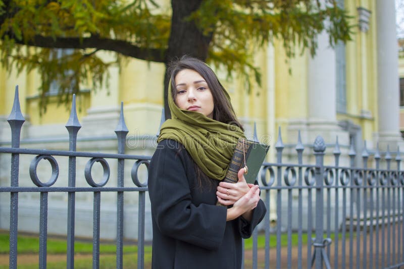 Dziewczyna chodzi wokoło miasta z książką, obrazy stock Dziewczyna chodzi wokoło miasta z książką, obrazy stock