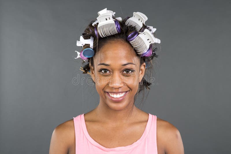 Dziewczyna dostaje przygotowywający z curlers w jej włosy zdjęcia royalty free Dziewczyna dostaje przygotowywający z curlers w jej włosy zdjęcia royalty free